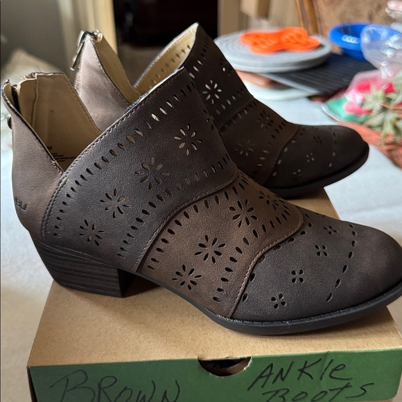 New Never Worn Jambu Dark Brown Cutout Ankle Booties - Picture 4 of 8